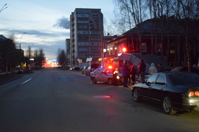 В Ухте пьяный водитель Mercedes-Benz въехал в остановку